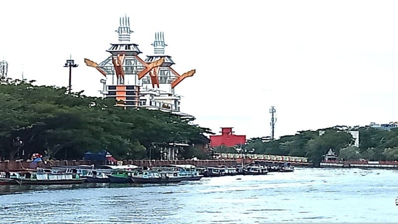 Wisata Siring Sungai Martapura di Menara Pandang Banjarmasin, Kalsel. ANTARA/Sukarli