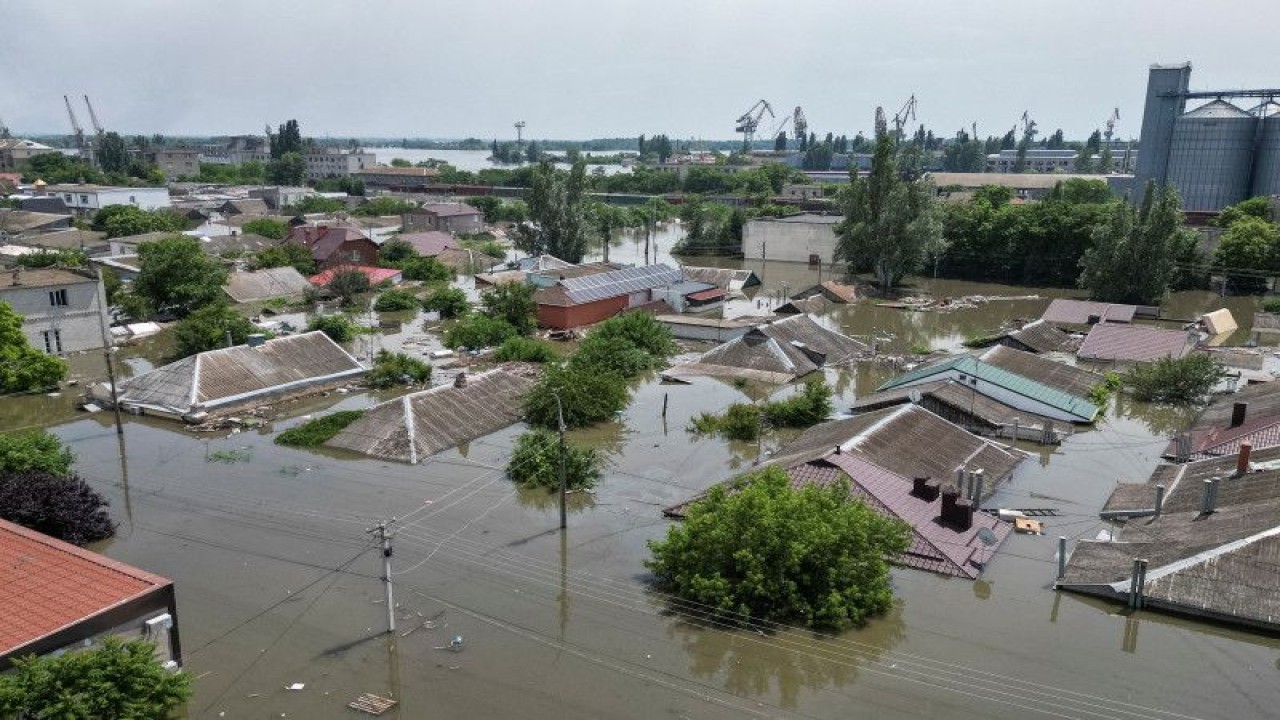 Sebuah kawasan terendam banjir di Kherson, Ukraina, Rabu (7/6/2023), setelah bendungan Kova Kakhovka hancur di tengah serangan Rusia ke Ukraina. ANTARA/REUTERS/Vladyslav Smilianets/tm (REUTERS/STRINGER)