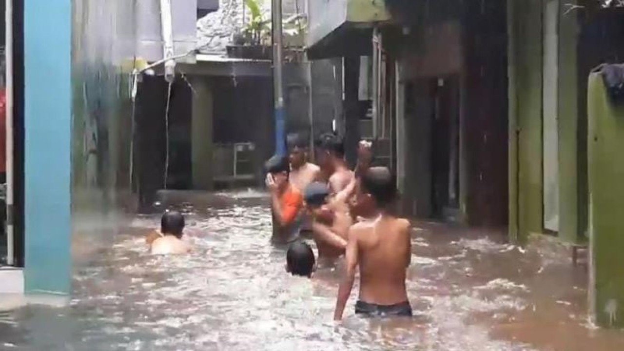 Sejumlah anak bermain air di permukiman warga yang teredam banjir di Kebon Pala, Kelurahan Kampung Melayu, Kecamatan Jatinegara, Jakarta Timur, Senin (19/6/2023). ANTARA/Syaiful Hakim
