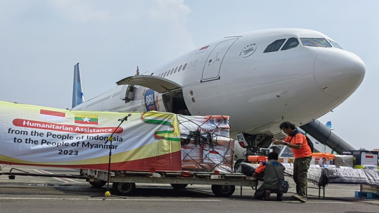 Bantuan dari Pemerintah Indonesia yang akan diserahkan kepada masyarakat terdampak Siklon Tropis Mocha di Myanmar, Senin (26/6/2023). (ANTARA/Asep Firmansyah)