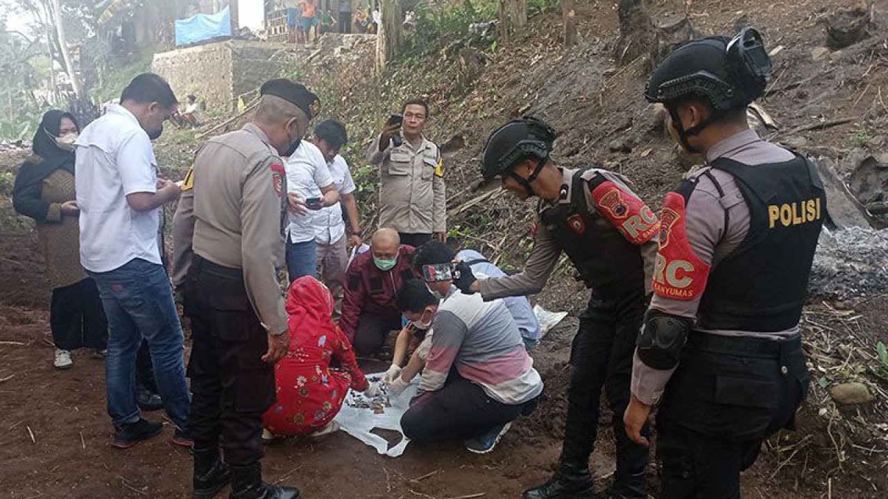 Tim Inafis Satreskrim Polresta Banyumas bersama Tim Puskesmas Purwokerto Selatan mengumpulkan benda diduga tulang manusia yang ditemukan warga saat meratakan tanah bekas kolam di Kelurahan Tanjung RT 01 RW 04, Kecamatan Purwokerto Selatan, Kabupaten Banyumas, Kamis (15/6/2023) sore. ANTARA/Sumarwoto