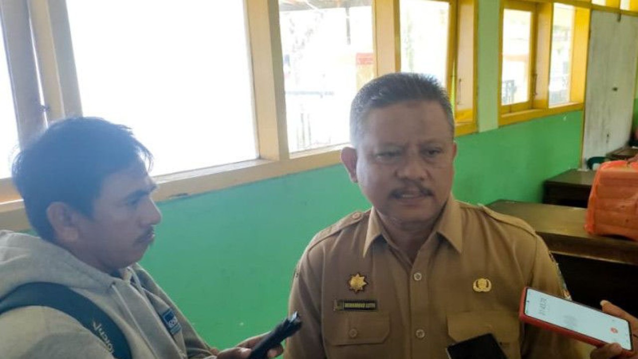 Kepala Badan Kesatuan Bangsa dan Politik (Bakesbangpol) Kabupaten Banyuwangi Mohamad Luthfi memberikan keterangan kepada wartawan di Banyuwangi, Jawa Timur, Senin (5/6/2023) ANTARA/Budi Candra