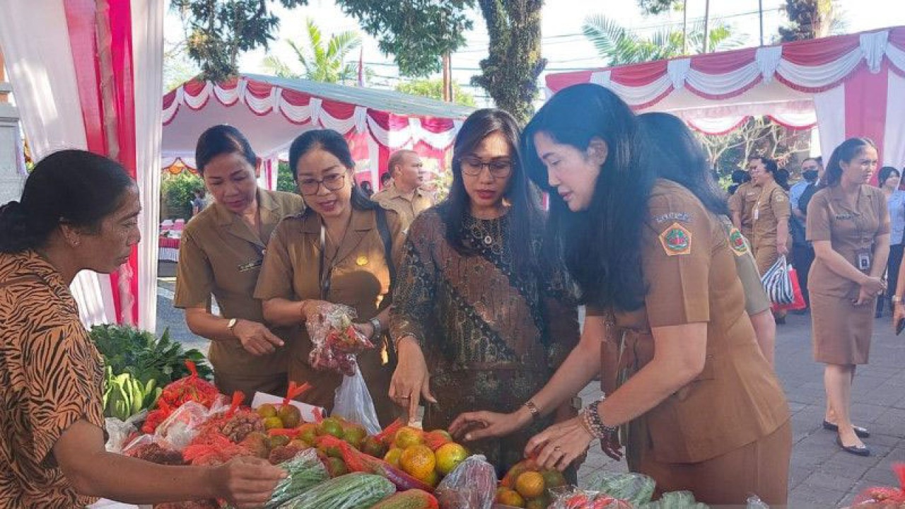 Wakil Bupati Bangli I Wayan Diar membuka gerakan pangan murah yang diadakan oleh Badan Pangan Nasional (Bapanas) di Alun-Alun Kota Bangli, Bali, Senin (26/6/2023). ANTARA/HO-Humas Bapanas.