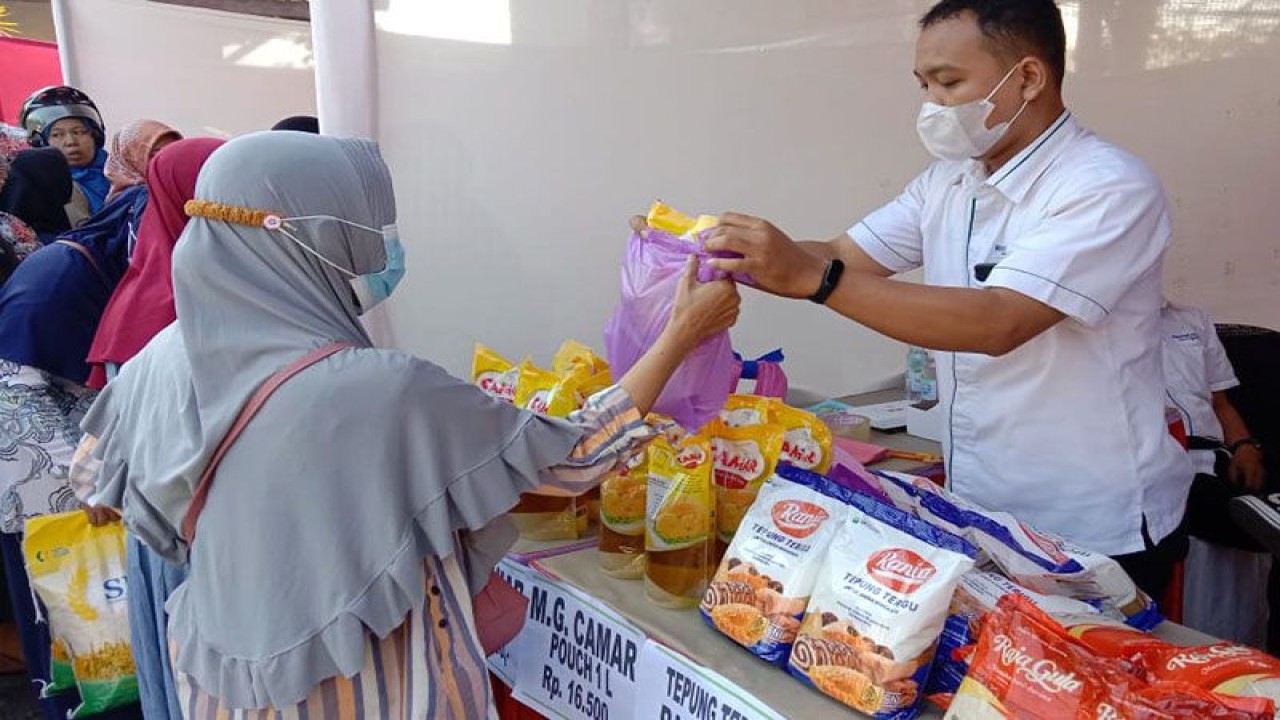 Petugas PT RNI melayani konsumen yang membeli minyak goreng murah pada kegiatan Gerakan Pangan Murah (GPM) yang digelar Badan Pangan Nasional (Bapanas) di halaman Kantor Dinas Ketahanan Pangan dan Perikanan (DKPP) Kabupaten Purbalingga, Jateng, Senin (26/6/2023). ANTARA/HO-Dinkominfo Purbalingga