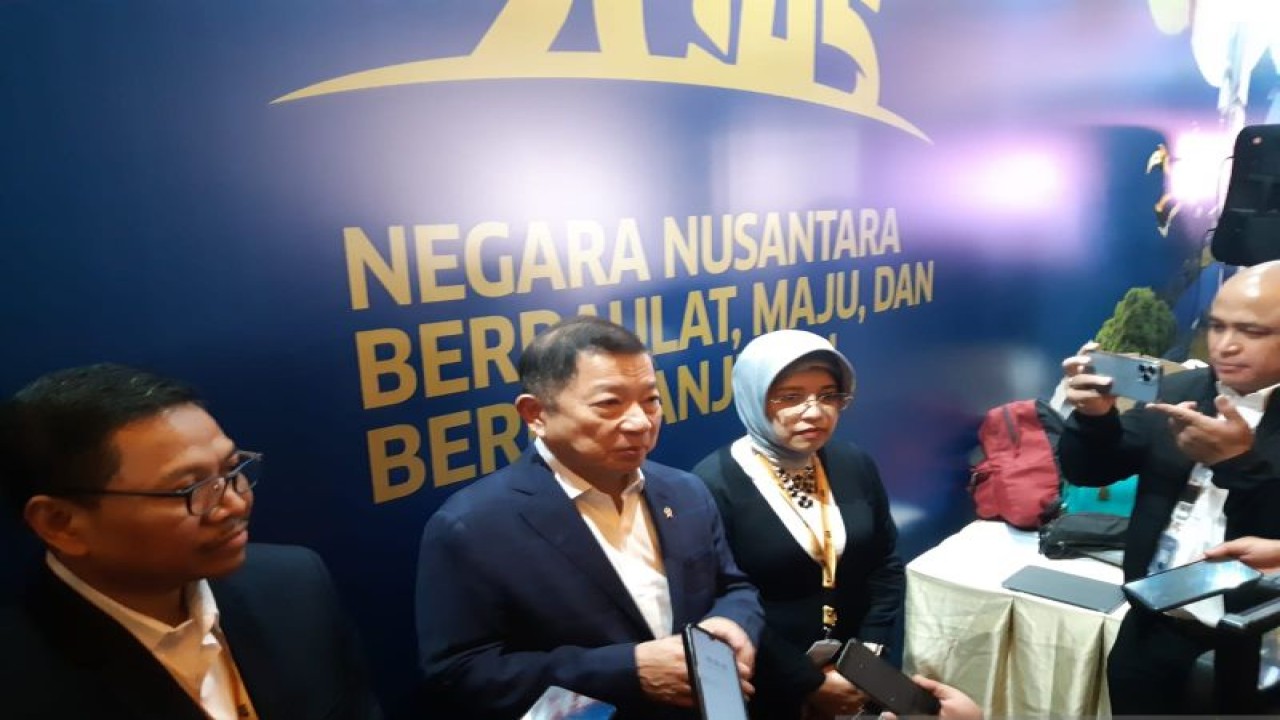 Menteri Perencanaan Pembangunan Nasional/Kepala Badan Perencanaan Pembangunan Nasional (Bappenas) Suharso Monoarfa saat menjawab pertanyaan awak media di acara 'Indonesia Emas 2045', Jakarta, Kamis (15/6/2023) (ANTARA/Bayu Saputra)