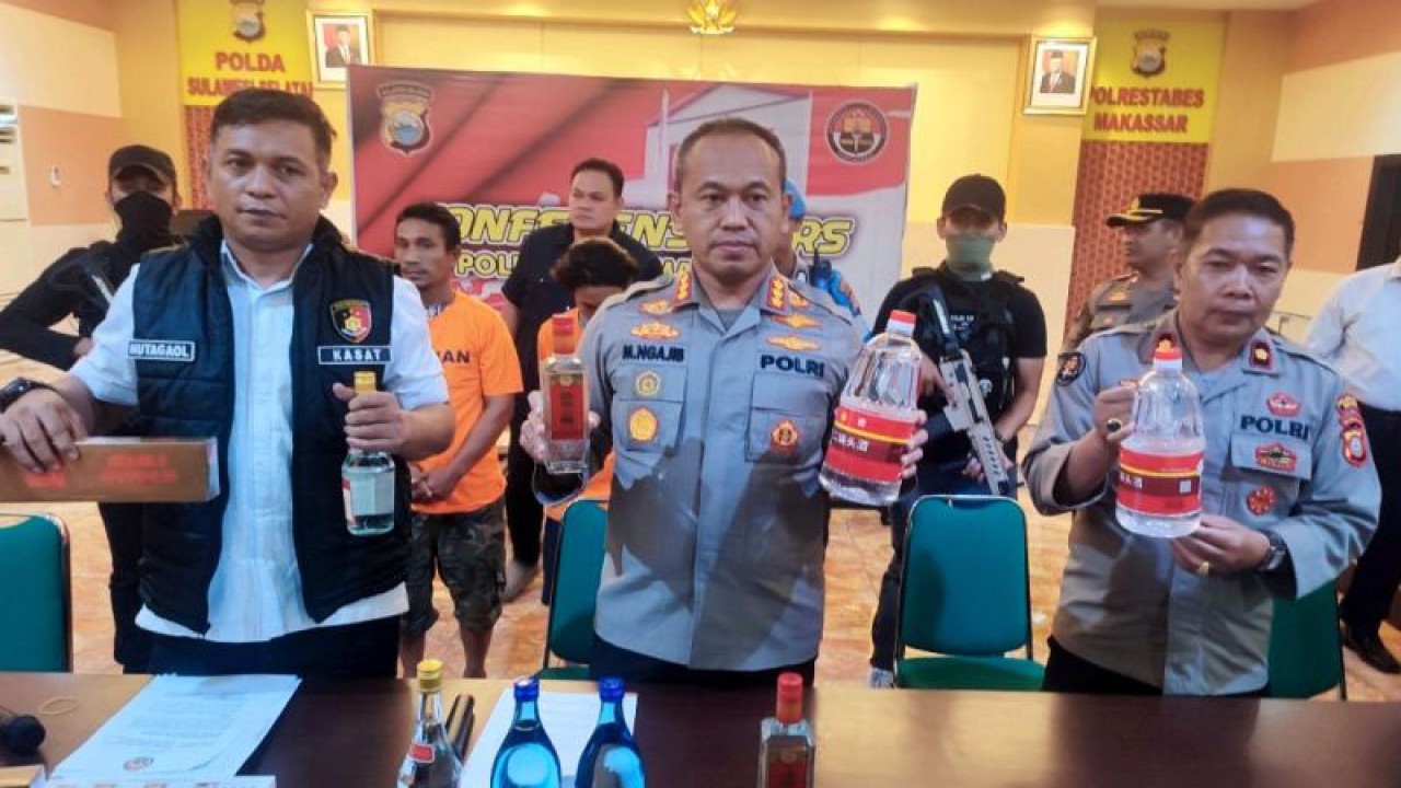 Kapolrestabes Makassar Kombes Pol. Mokhamad Ngajib (dua kiri) beserta jajarannya menunjukkan penangkapan Miras dan rokok ilegal asal China saat rilis pengungkapan kasus bersama tersangka di aula kantor Polrestabes Makassar, Sulawesi Selatan, Jumat (2/6/2023). ANTARA/Darwin Fatir.