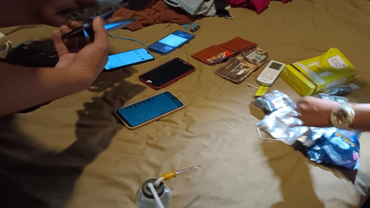 Barang bukti berupa beberapa smartphone yang diamankan oleh pihak kepolisian di Kota Palu, Minggu (29/5/2023). (ANTARA/HO-Humas Polda Sulteng)