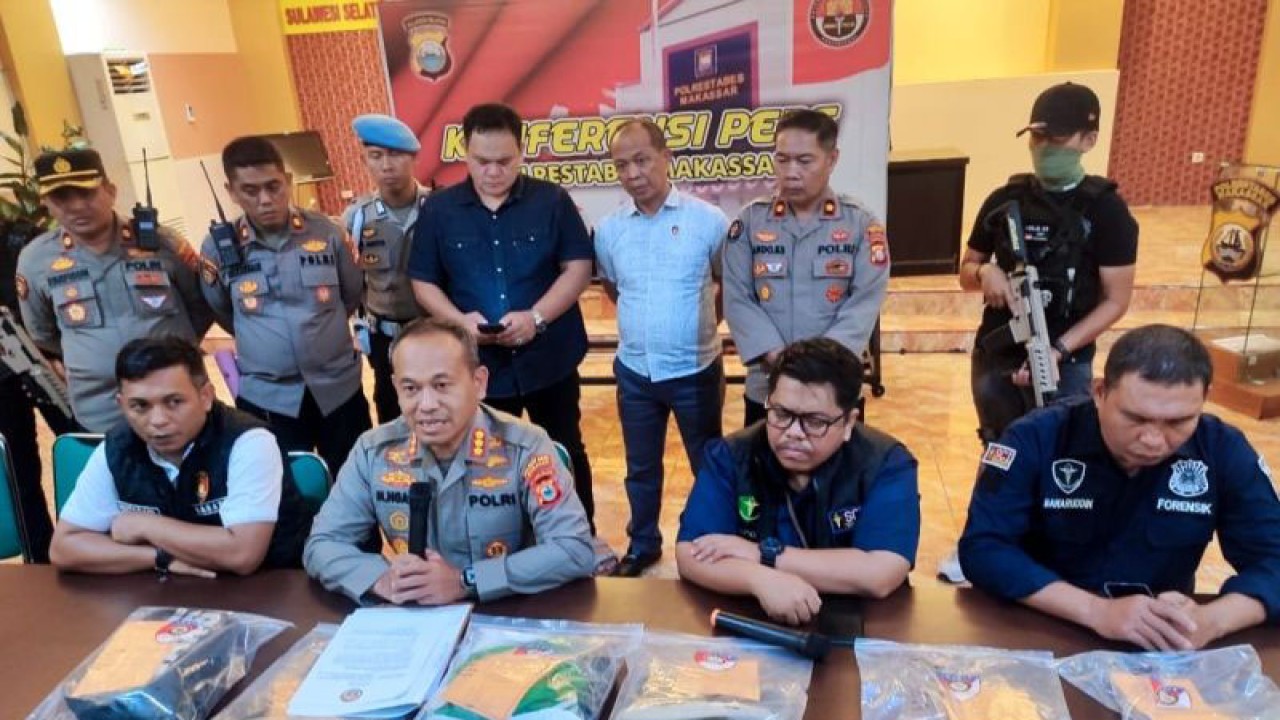 Kapoltestabes Makassar Kombes Pol. Mokhamad Ngajib (dua kiri depan) beserta jajarannya didampingi Dokter Ahli Forensik RS Bhayangkara Deny Mathius (dua kanan depan) saat rilis pengungkapan kasus kematian siswa SMP Islam Athira di aula Kantor Polrestabes Makassar, Sulawesi Selatan, Jumat (2/6/2023). ANTARA/Darwin Fatir.