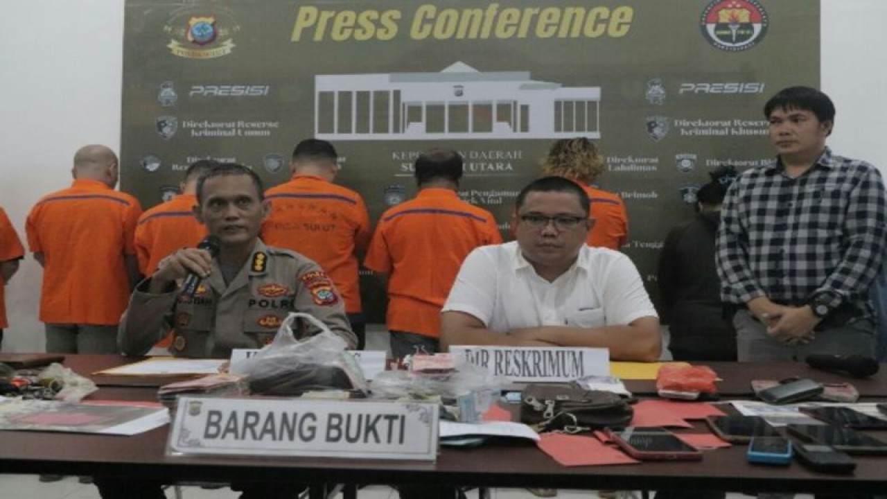 Kabid Humas Polda Sulut Kombes Pol Iis Kristian (kiri) dan Dirreskrimum Kombes Pol Gani Siahaan (kanan) saat memberikan keterangan pers di Manado, Selasa (6/6/2023). ANTARA/HO-Humas Polda Sulut.