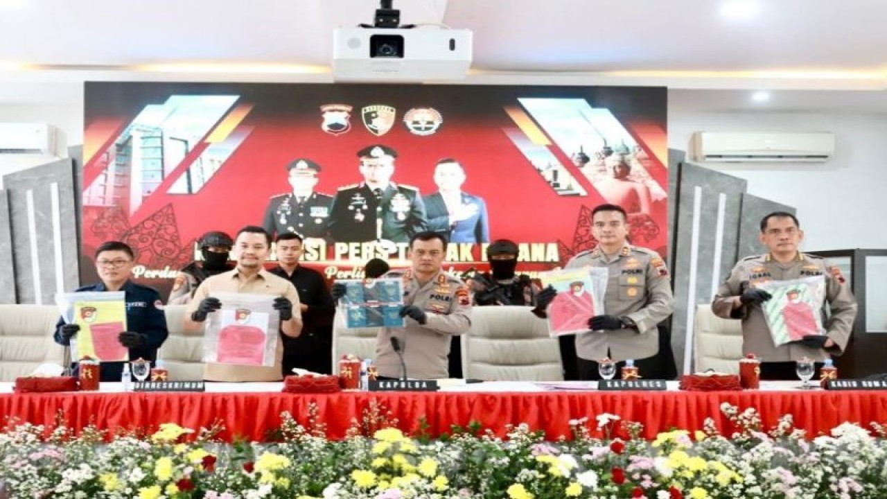 Kapolda Jateng Irjen Pol. Ahmad Luthfi sedang menunjukkan sejumlah barang bukti kasus tindak pidana perdagangan orang (TPPO) di Pemalang, Jawa Tengah, Rabu (7/6/2023). ANTARA/HO-Humas Polda Jateng