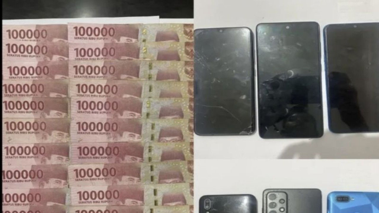 Barang bukti berupa Handphone dan uang transaksi prostitusi di Kota Metro. (ANTARA/HO-Humas Polres Metro)