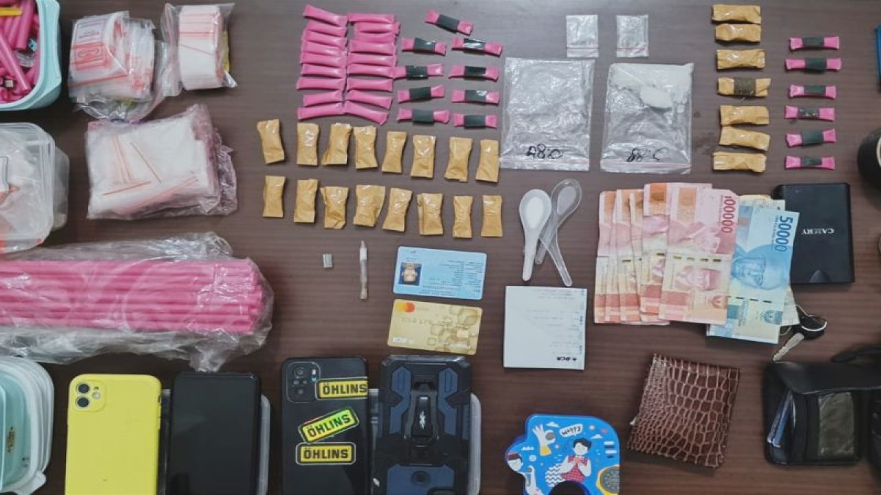 Barang bukti paket sabu dari jaringan Yogyakarta-Jawa Tengah yang diamankan petugas BNNP DIY. ANTARA/HO-BNNP DIY.