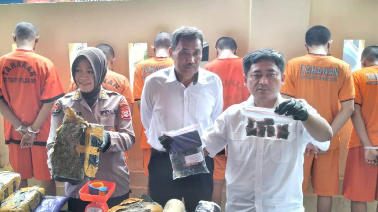 Wakil Direktur Direktorat Reserse Narkoba Polda DIY AKBP Bakti Andriyono menunjukkan barang bukti ganja dari dua jaringan pengedar Yogyakarta-Medan saat konferensi pers di Mapolda DIY, Sleman, Senin (19/6/2023) (ANTARA/Luqman Hakim)