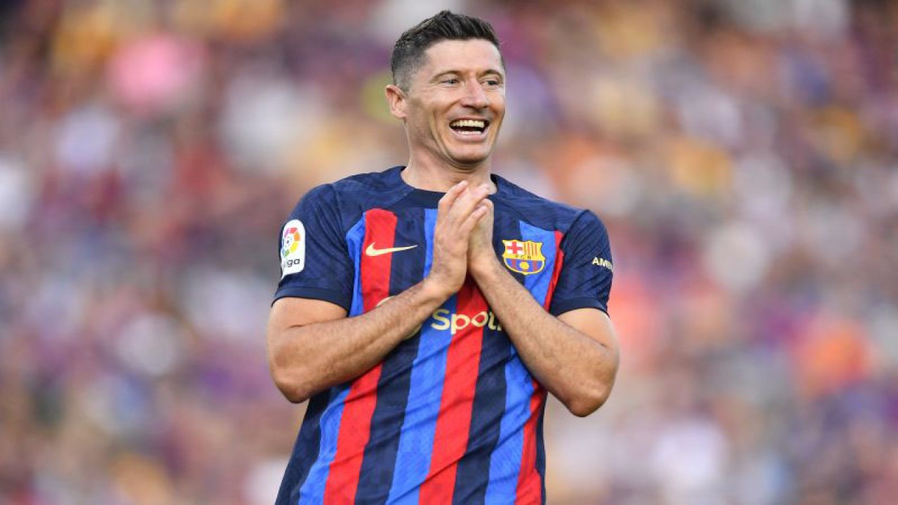 Arsip - Reaksi penyerang Barcelona Robert Lewandowski pada pertandingan Liga Spanyol melawan RCD Mallorca di Stadion Camp Nou, Barcelona, 28 Mei 2023. (ANTARA/AFP/PAU BARRENA)