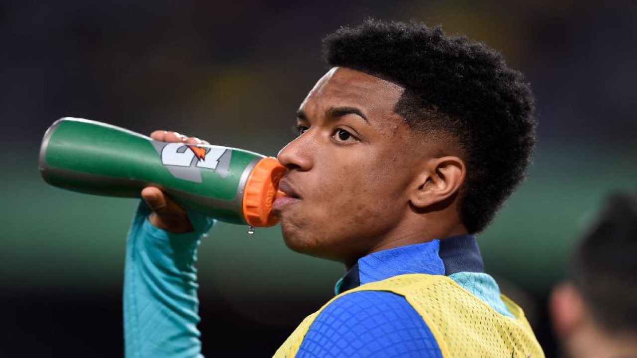 Arsip - Bek Barcelona Alejandro Balde minum air saat melakukan pemanasan sebelum pertandingan Liga Spanyol melawan Getafe yang dimainkan di Stadion Camp Nou, Barcelona, 22 Januari 2023. (ANTARA/AFP/JOSEP LAGO)