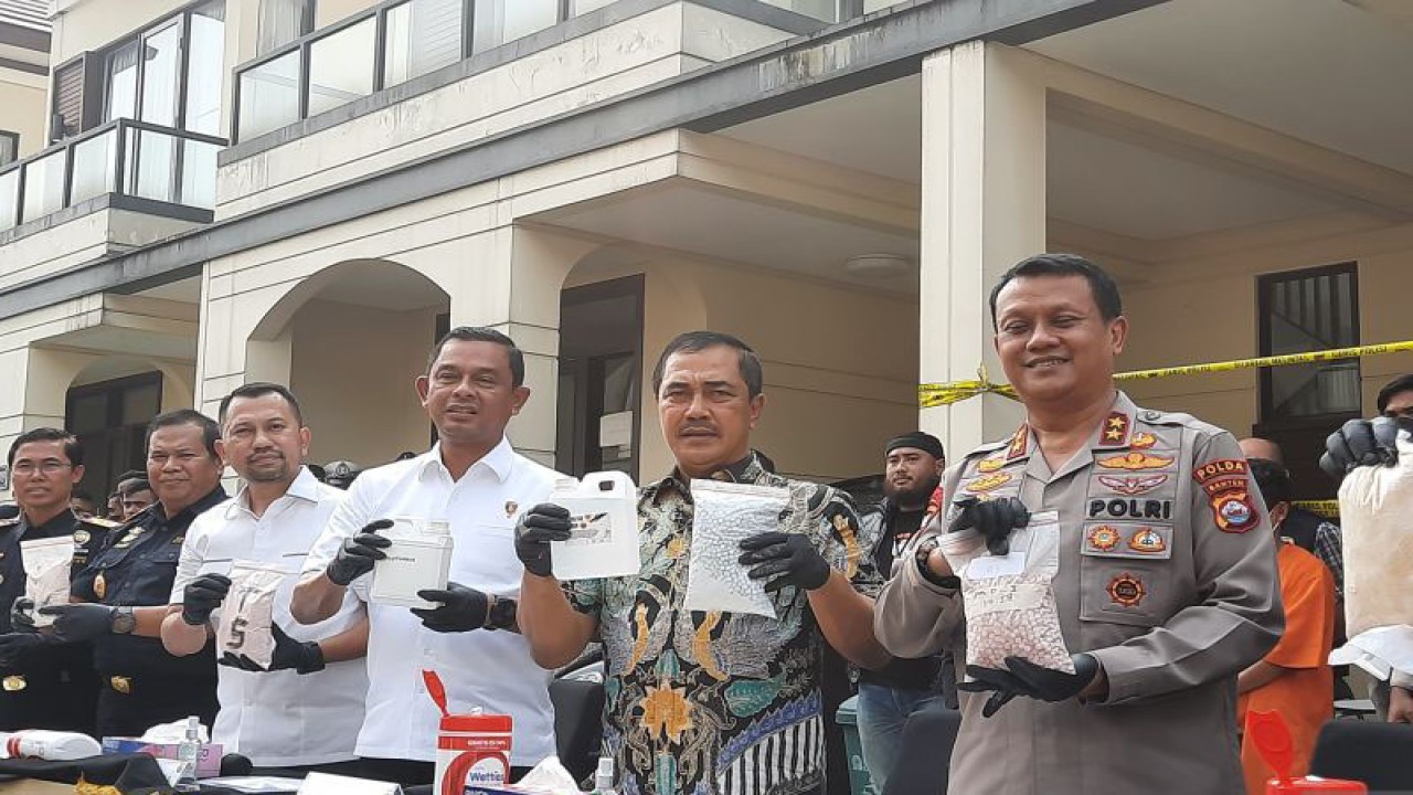 Kabareskrim Polri Komjen Polisi Agus Andrianto (dua kanan) saat menunjukkan barang bukti hasil ungkap pabrik pembuatan ekstasi jaringan internasional di Kabupaten Tangerang, Banten, Jumat (2/6/2023). ANTARA/Azmi Samsul Maarif