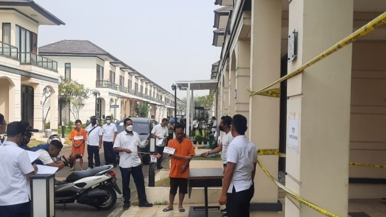 Penyidik dari Bareskrim Polri saat melakukan rekonstruksi kasus pembongkaran pabrik ekstasi di Tangerang dan Semarang, di Tangerang, Senin (12/6/2023). ANTARA/Azmi Samsul Maarif