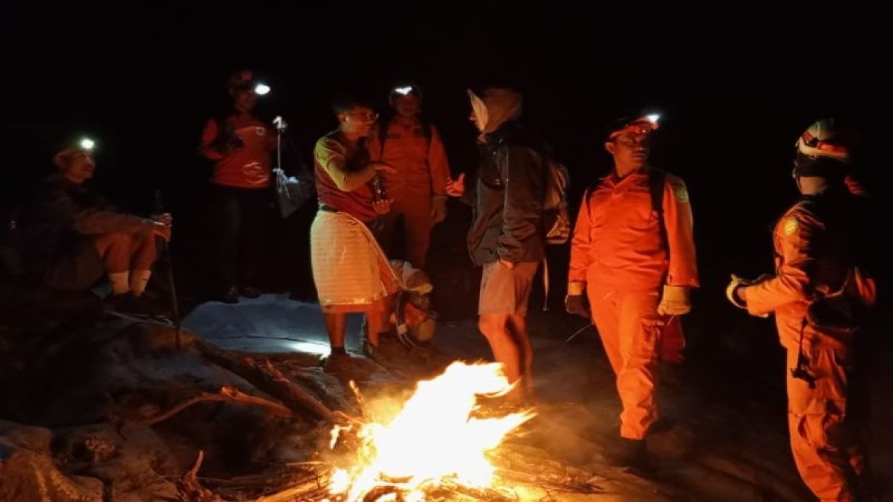 Basarnas Bali saat mengevakuasi WNA asal Amerika Serikat di Gunung Agung, Karangasem, Rabu (14/6/2023). ANTARA/Ho-Basarnas Bali.