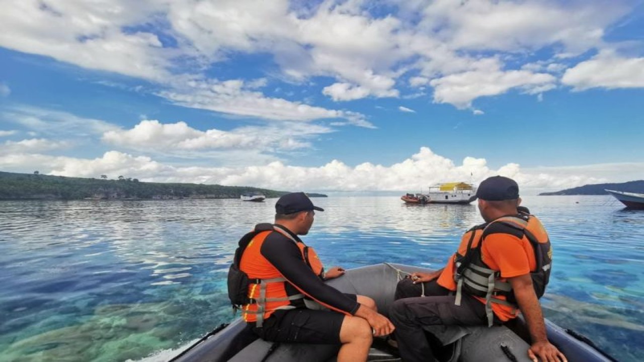 Tim SAR gabungan melakukan operasi pencarian hari ketujuh terhadap seorang nelayan bermama La Wane (53) yang dilaporkan hilang di Teluk Lande, Kabupaten Buton Selatan, Kamis (8/6/2023). (ANTARA/HO-Humas Basarnas Kendari)
