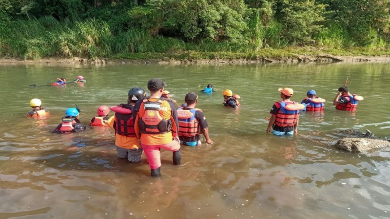 Pencarian terhadap seorang tenggelam di Sungai Progo wilayah Kalijoho, Kelurahan Argosari, Kabupaten Bantul, Daerah Istimewa Yogyakarta, oleh Tim SAR Gabungan. Senin (5/6/2023). ANTARA/HO-Humas Basarnas Yogyakarta