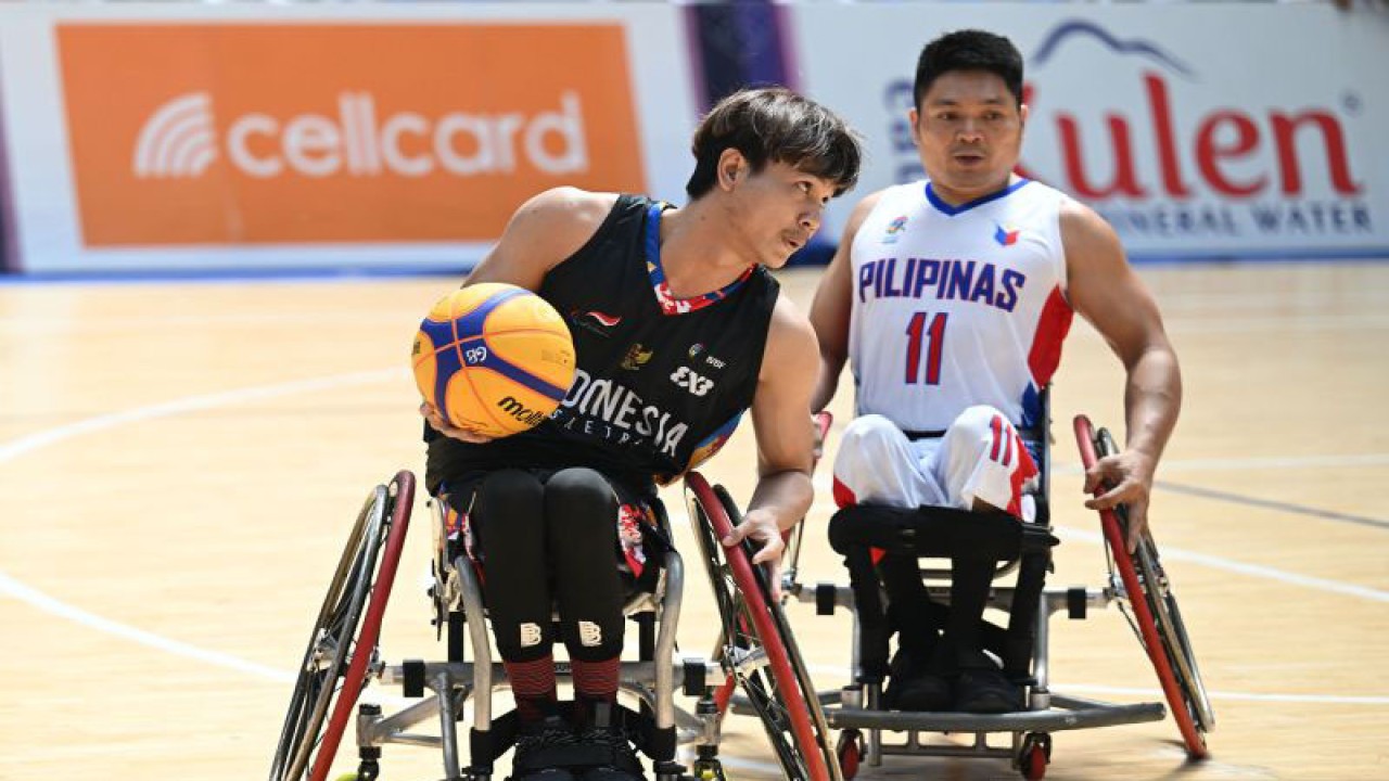 Ivo Sadhan berusaha menguasai bola dalam pertandingan bola basket kursi roda putra ASEAN Para Games 2023 melawan Filipina di Morodok Elephant Hall, Phnom Penh, Kamboja, Jumat (2/6/2023). HO-NPC/Agung Wahyudi