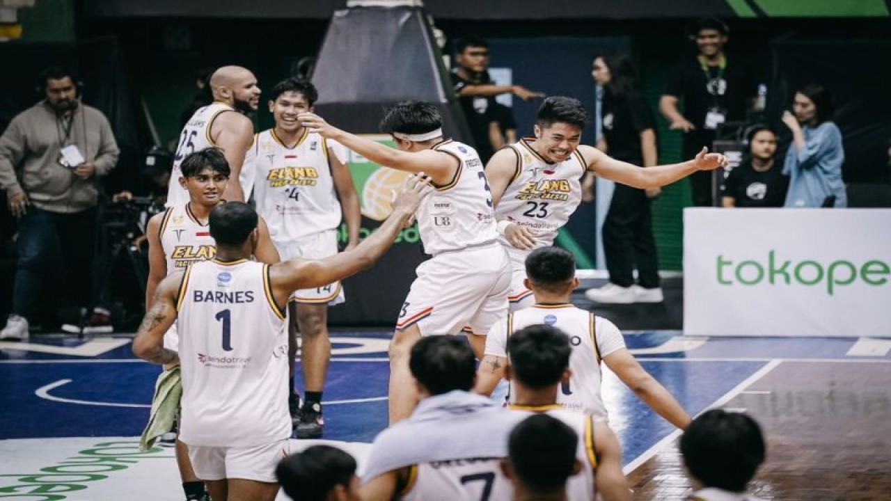 Para pemain Elang Pacific Caesar Surabaya melakukan selebrasi saat melawan Evos Thunder Bogor dalam pertandingan IBL Seri Ketujuh yang digelar di C-Tra Arena Bandung, Rabu (7/6/2023). (ANTARA/HO-IBL)