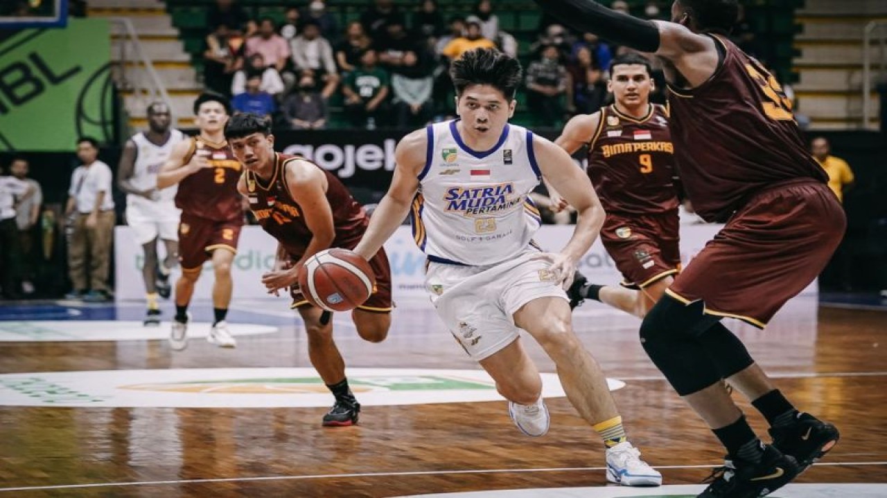 Roster Satria Muda Pertamina Jakarta Avan Seputra beraksi dalam pertandingan IBL Seri Ketujuh melawan Bima Perkasa Jogja di C-Tra Arena, Bandung, Rabu (7/6/2023). (ANTARA/HO-IBL)