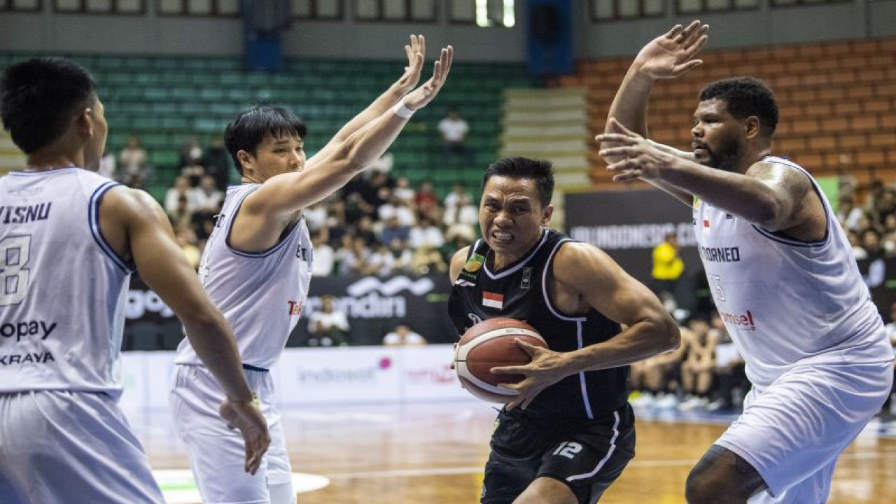 Tiga pebasket Bumi Borneo Basketball Pontianak A. A Ngurah Wisnu B (kiri), Julius C Wongso (kedua kiri) dan Cameron Devon Ridley (kanan) berusaha menghadang pebasket RANS PIK Basketball Club Fadlan Minallah (kedua kanan) saat pertandingan Indonesian Basketball League (IBL) 2023 Seri VII di GOR C-tra Arena, Bandung, Jawa Barat, Minggu (11/6/2023). ANTARA FOTO/M Agung Rajasa/nz