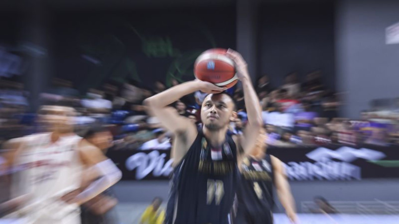 Arsip - Pebasket West Bandits Solo Muhammad Rizal Falconi melakukan tembakan bebas saat melawan Pelita Jaya Bakrie Jakarta dalam pertandingan Indonesian Basketball League (IBL) 2023 Seri kedelapan di Britama Arena, Jakarta, Selasa (20/6/2023). ANTARA FOTO/M Risyal Hidayat/nym. (ANTARA FOTO/M RISYAL HIDAYAT)
