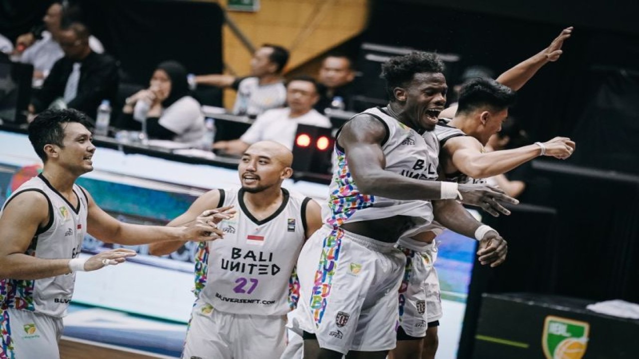 Para roster Bali United Basketball Club merayakan kemenangan dalam pertandingan IBL Seri Bandung melawan RANS PIK Basketball di C-Tara Arena, Kamis (8/6/2023). (ANTARA/HO-IBL)
