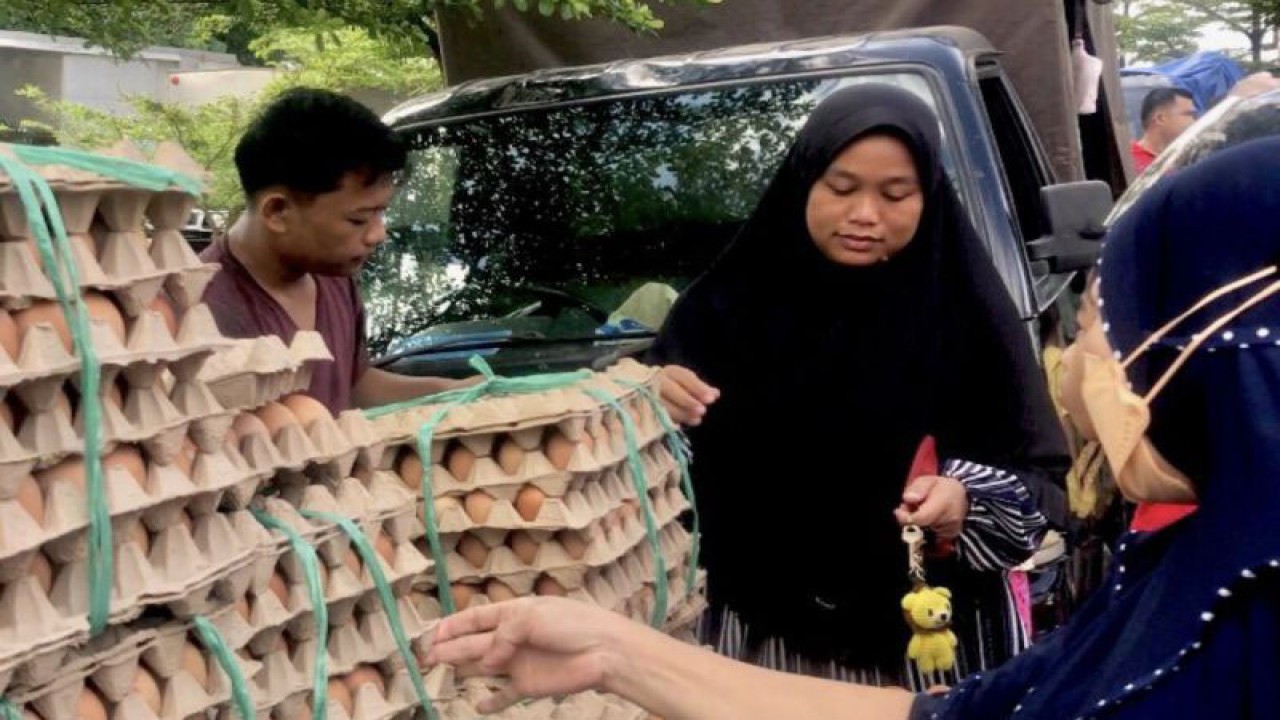 Warga Batam membeli telur ayam saat operasi pasar murah. (ANTARA/Jessica)