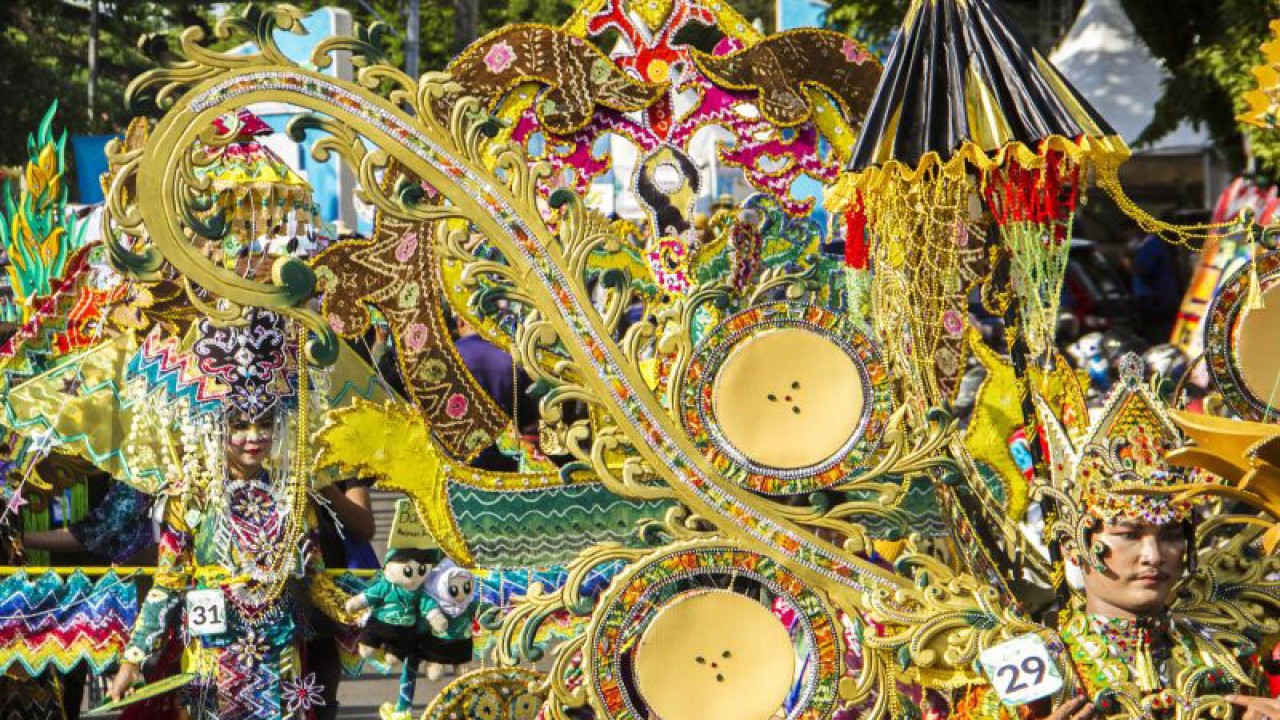 Dokumentasi - Sejumlah peserta mengenakan kostum kain sasirangan saat mengikuti Parade dan Fashion Carnaval Banjarmasin Sasirangan Festival di Jalan Lambung Mangkurat, Banjarmasin, Kalimantan Selatan, Sabtu (1/10/2022). ANTARA FOTO/Bayu Pratama S/YU
