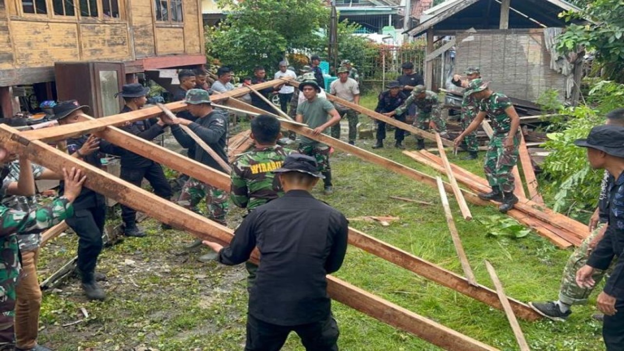 Baznas Bone dan Kodim Bone saat melakukan proses bedah rumah warga prasejahtera di Jalan Sungai Musi, Kecamatan Tanete Riattang Bone, Jumat (9/06/2023). ANTARA/HO-Humas Baznas Bone