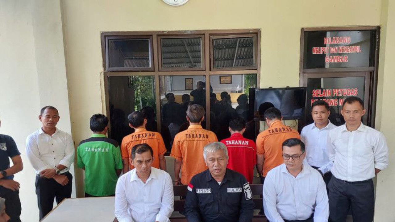Polda Bengkulu saat menyampaikan rilis penangkapan tersangka penyalahgunaan BBM subsidi. ANTARA/Anggi Mayasari