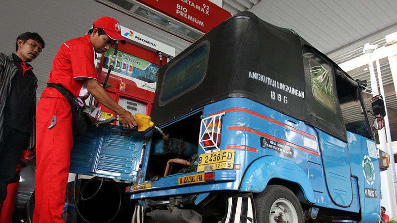 Seorang petugas mengisi BBM jenis premium ke angkutan umum (bajaj) di SPBU diakwasan Cikini, Jakarta, Rabu (17/4/2013). FOTO ANTARA/Dhoni Setiawan/ss/nz/aa.