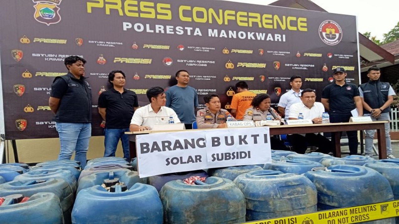 Polresta Manokwari menggelar konferensi pers kasus penimbunan BBM subsidi jenis bio solar di Manokwari, Papua Barat, Kamis. (ANTARA/Fransiskus Salu Weking)