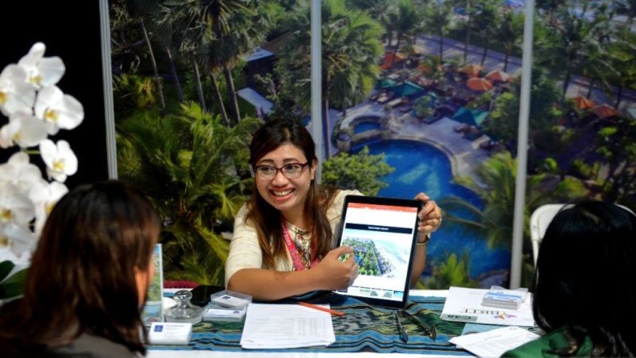 Pelaku industri pariwisata mempromosikan potensi wisata kepada buyer saat pelaksanaan Bali and Beyond Travel Fair (BBTF) 2023 di Nusa Dua, Badung, Bali, Jumat (16/6/2023). ANTARA/Naufal Fikri Yusuf