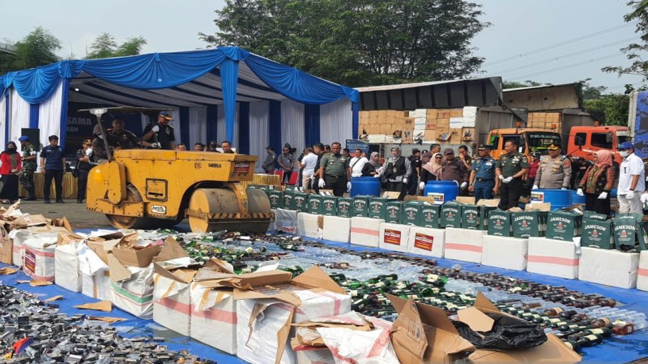 Bea dan Cukai (DJBC) Kemenkeu Banten memusnahkan ribuan berbagai macam barang hasil negara dari penindakan sepanjang tahun 2023 senilai Rp48,85 miliar. (Azmi)