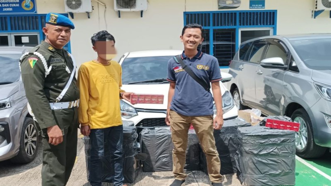 Aparat Polisi Militer bersama personel Bea Cukai Jambi saat mengamankan pelaku perdagangan rokok ilegal di Jambi, Senin (12/6/2023). ANTARA/HO.