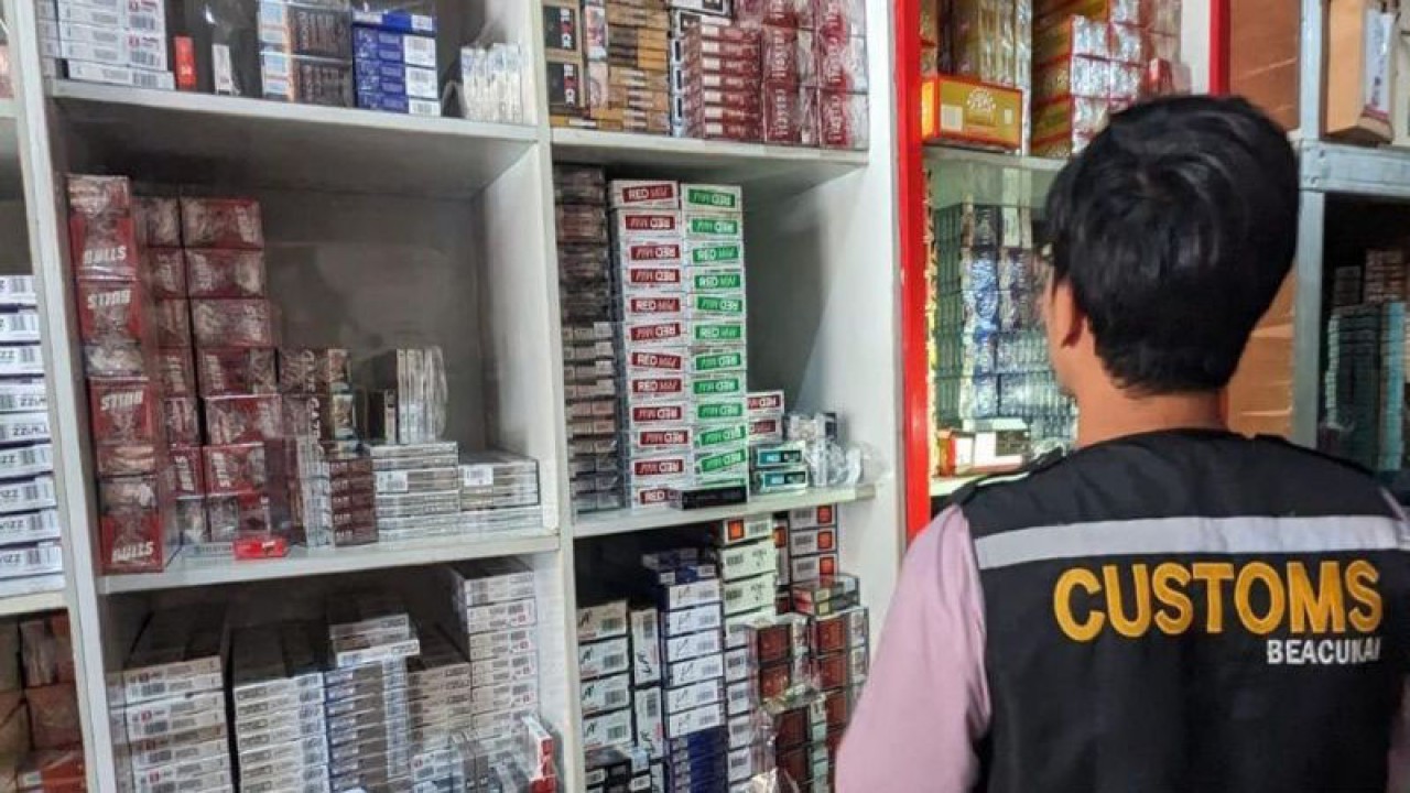 Petugas Kantor Bea Cukai Banjarmasin saat operasi gempur rokok ilegal di wilayah Kabupaten Hulu Sungai Selatan (HSS) dan Kabupaten Hulu Sungai Tengah (HST), Kalimantan Selatan. (ANTARA/Firman)