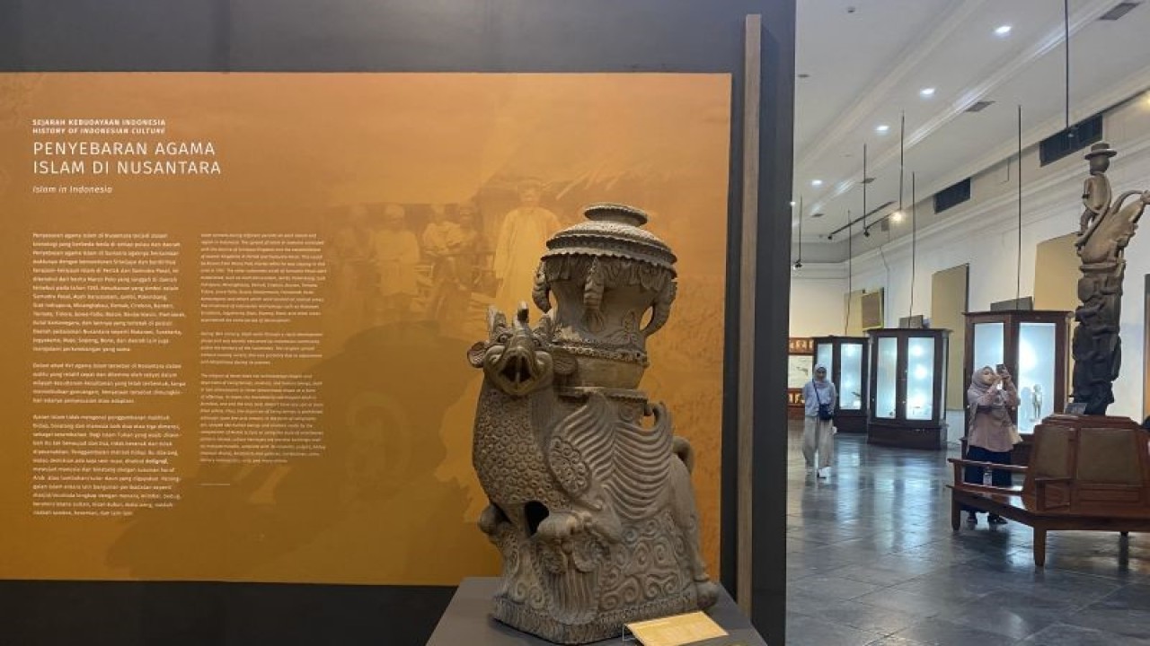 Beberapa pengunjung melihat koleksi Museum Nasional Indonesia di Jakarta, Senin (19/6/2023). (ANTARA/AstridFaidlatulHabibah)