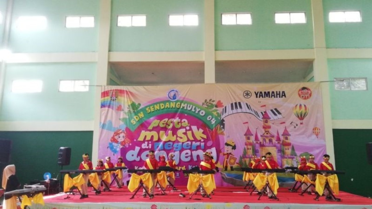 Siswa kelas 2 Sekolah Dasar Negeri (SDN) Sendangmulyo 04 Semarang tampil pada konser kibor bertajuk "Pesta Musik Di Negeri Dongeng" yang berlangsung di Semarang, Ahad (18/6/2023). (ANTARA/Zuhdiar Laeis)