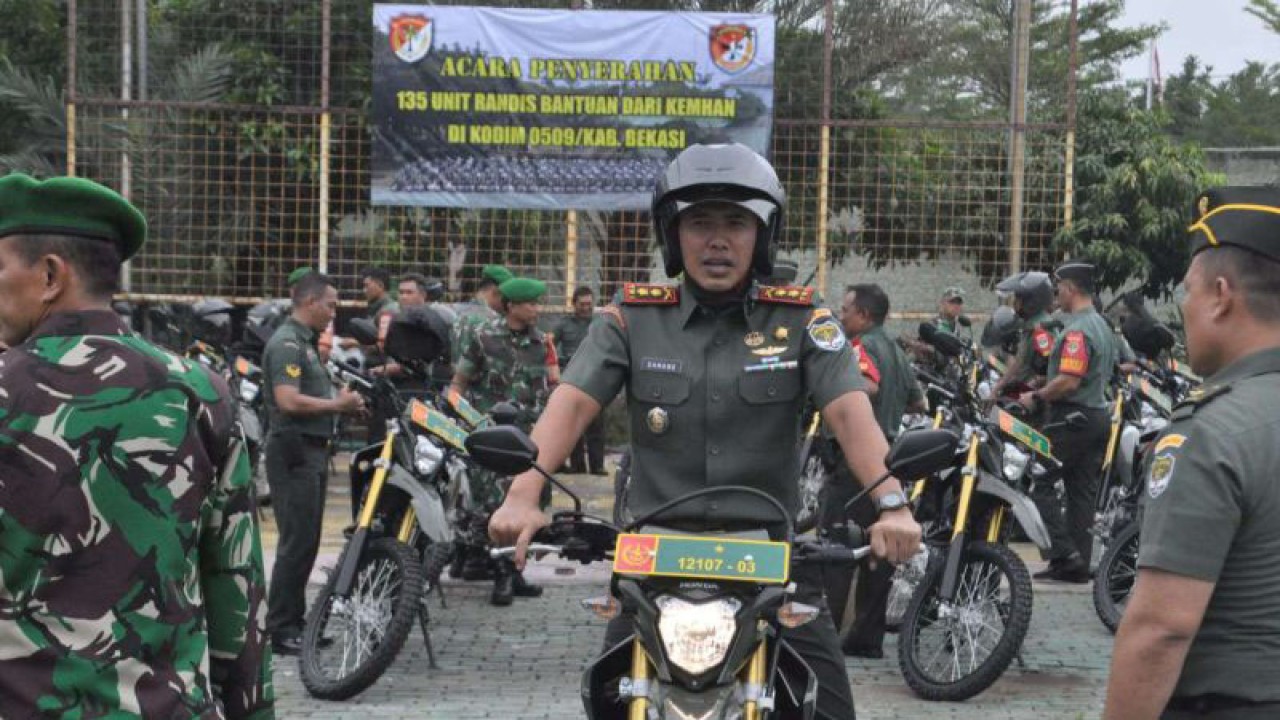 Komandan Kodim 0509/Kabupaten Bekasi Letkol Inf Danang Waluyo mengendarai kendaraan operasional bantuan dari Kemenhan RI usai diserahkan kepada anggota Babinsa di Makodim setempat, Jumat (9/6/2023). ANTARA/Pradita Kurniawan Syah.