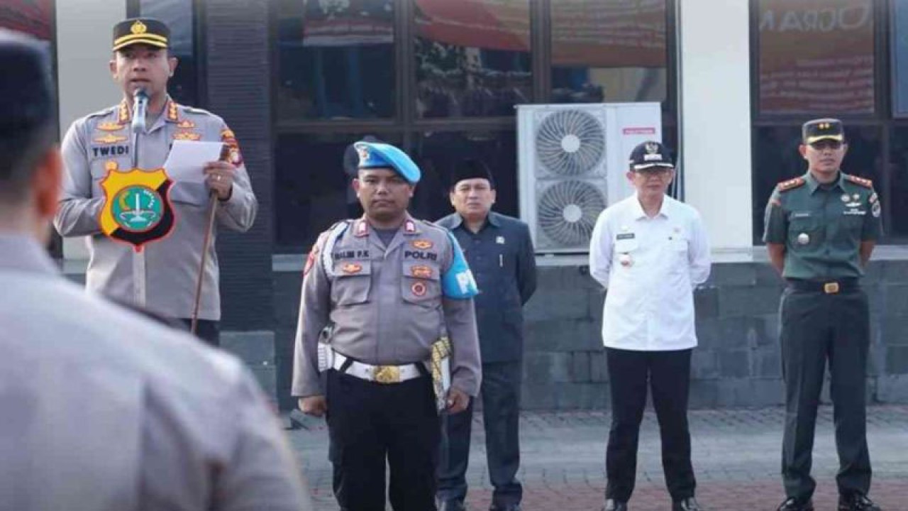 Kapolres Metro Bekasi Komisaris Besar Polisi Twedy Aditia Bennyahdi memimpin apel Ketua Satuan Keamanan Keliling yang digelar di Lapangan Promoter Polres Metro Bekasi, Rabu. ANTARA/Pradita Kurniawan Syah.