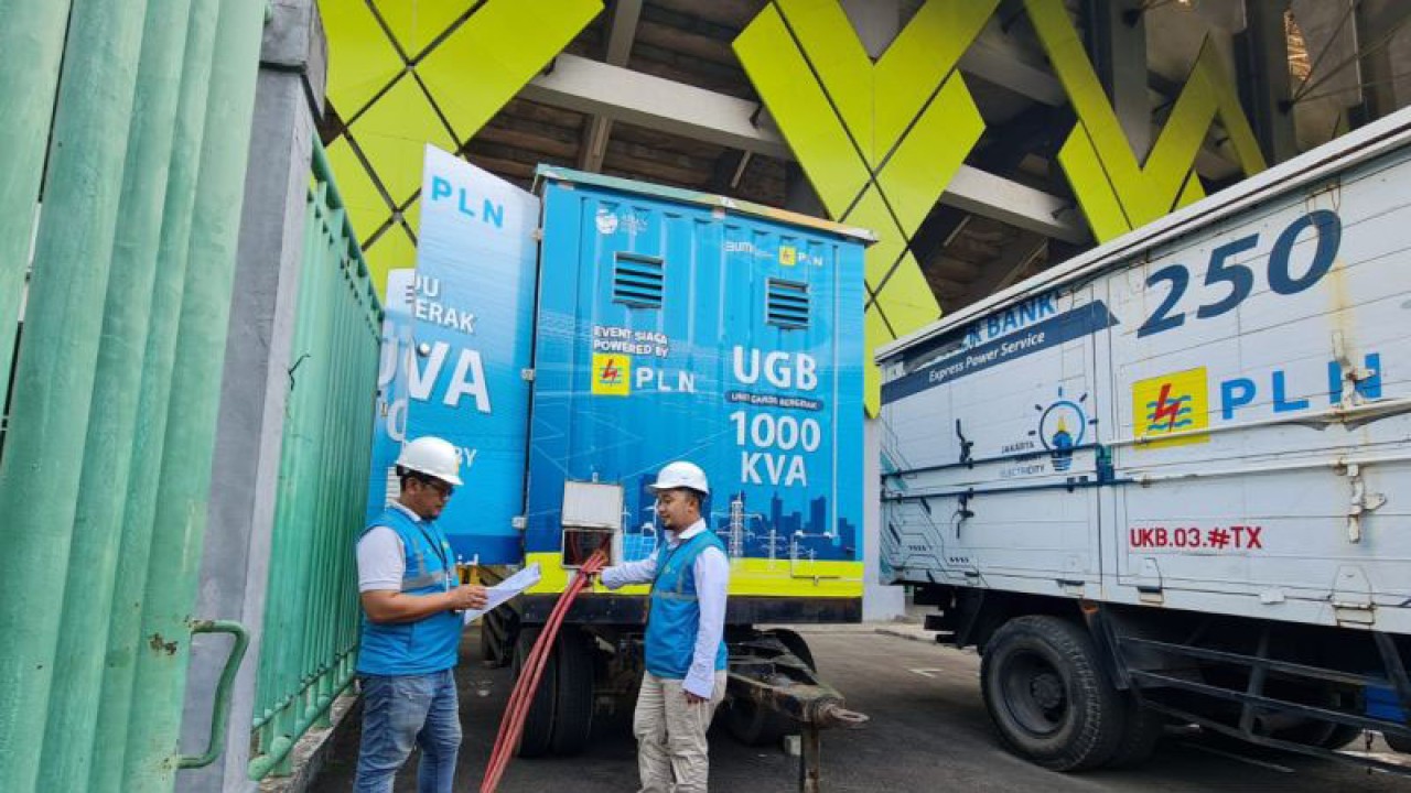 Petugas PLN UP3 Bekasi melakukan upaya pemulihan kelistrikan area Stadion Patriot Cabdrabhaga Kota Bekasi, Jawa Barat, Selasa. (ANTARA/Pradita Kurniawan Syah).