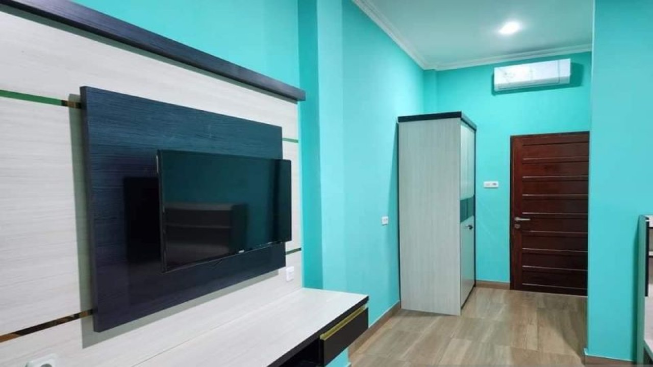 Salah satu kamar panti berkonsep hotel yang dibangun anggota Polres Singkawang siap ditempati oleh para lansia dan anak yatim di kota tersebut. (ANTARA/Rudi)