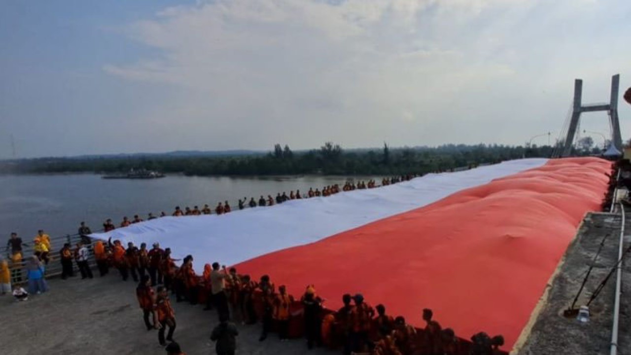 Dalam rangka memperingati Hari Lahir Pancasila, Provinsi Kepulauan Bangka Belitung membentangkan Bendera Merah Putih raksasa berukuran 78x23 meter di Jembatan Emas Kota Pangkalpinang,Kamis. (Aprionis)