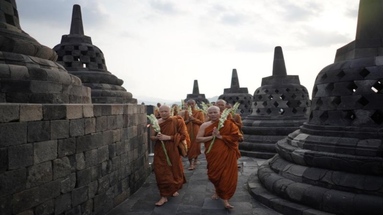 Rombongan Bhikku Thudong yang tiba di Candi Borobudur untuk melaksanakan ibadah Tri Suci Waisak di Candi Borobudur, Magelang, Jawa Tengah. (ANTARA/HO Injourney)