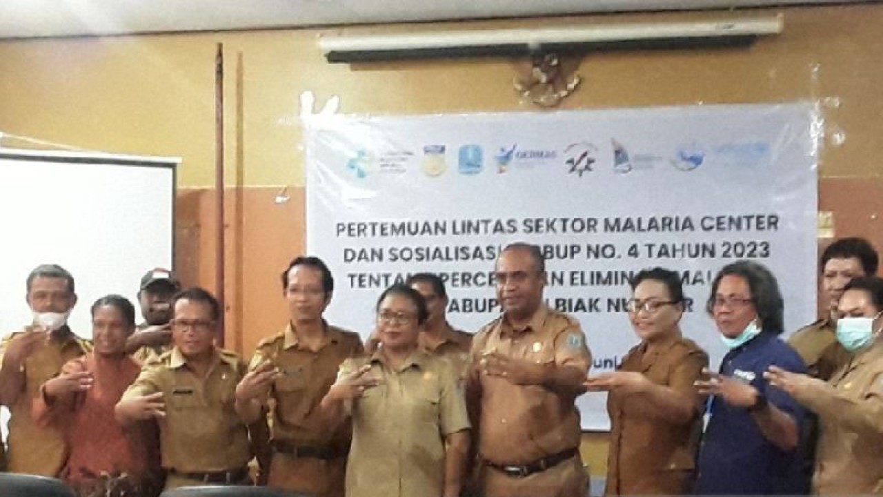 Staf Ahli Bupati Biak Numfor Tinneke Mansnembra bersama Kepala Dinkes Daud Nathaniel Duwiri perwakilan UNICEF pada sosialisasi Perbup No 4 Tahun 2023 untuk percepatan eliminasi malaria.ANTARA/Muhsidin