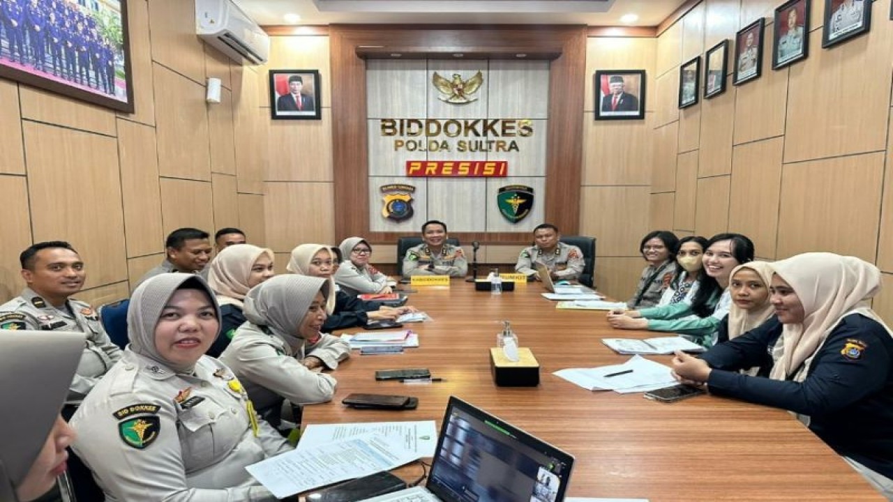 Tim Biddokkes yang dipimpin Kabid Dokkes Polda Sultra AKBP drg. Ignatius Hendra Arifianto mengikuti pertemuan Zoom bersama jajaran tim akreditasi untuk akreditasi FKTP Polda Sultra di Kendari, Selasa (6/6/2023). (ANTARA/HO-Humas Polda Sultra)